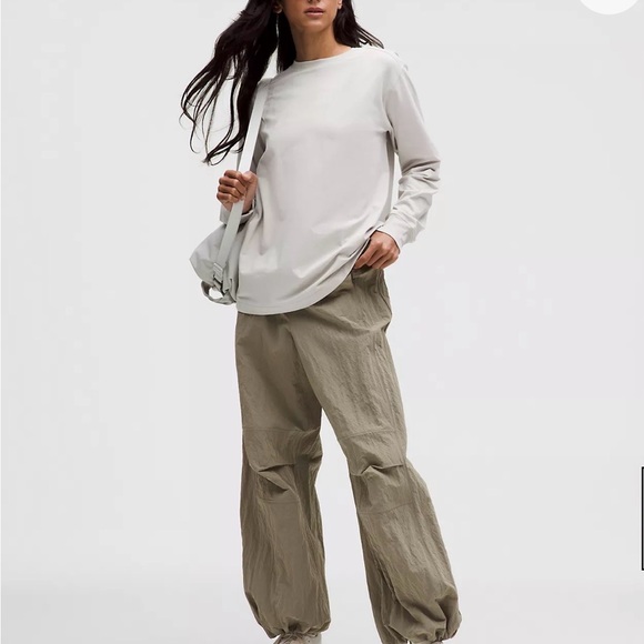 Lululemon long sleeve in dove grey NWT - Picture 2 of 4